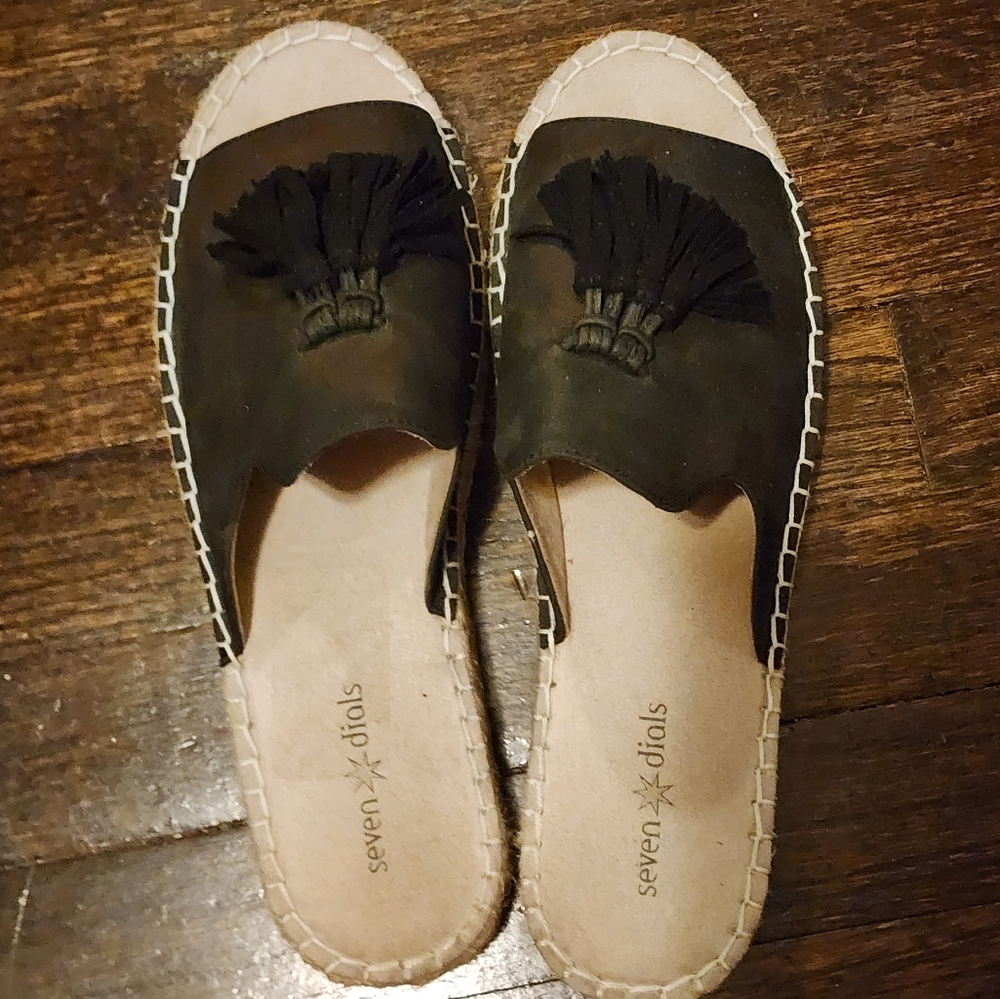 ❤️ 3/$25 Seven Dials Black Sandals